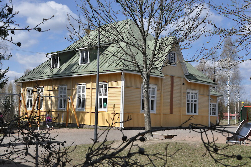 Mansoniemen entisen koulun myytäviin rakennuksiin kuuluu muun muassa puinen koulurakennus.