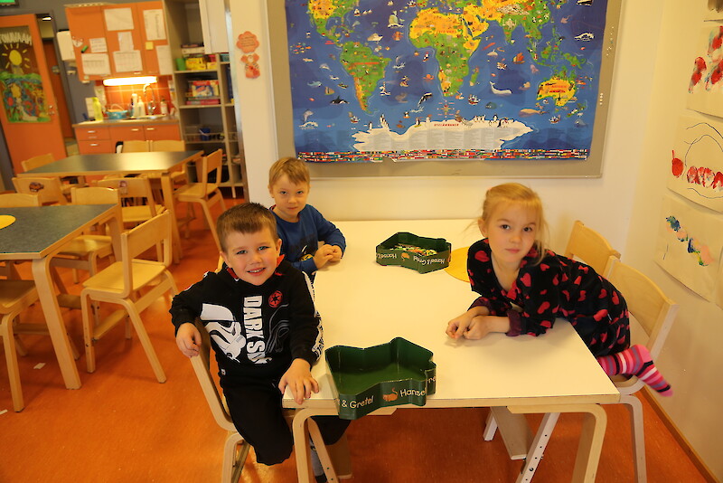 Onnimannin Mikael Koivisto (vasemmalla), Viljami Järvelä ja Anni Takalo syövät aamupuuroa mielellään.