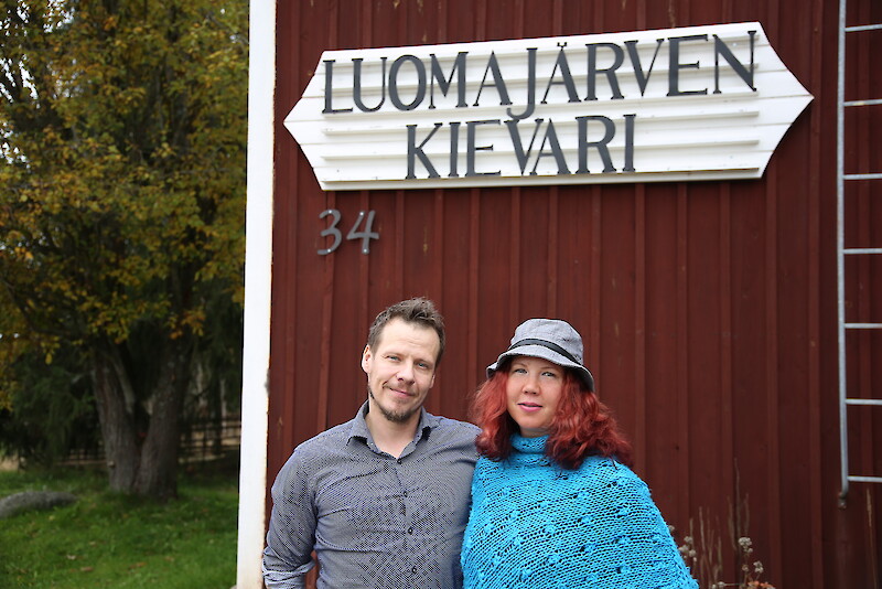 Luomajärven Hevoskievari palkittiin Ikaalisten vuoden yrittäjänä. Mika ja Satu Haagmann ovat asettuneet osaksi Jyllin kyläyhteisöä.