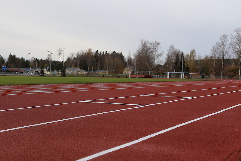 Kuntoportaita odotellessa Hämeenkyrössä voi liikkua esimerkiksi uudenkarhealla urheilukentällä.