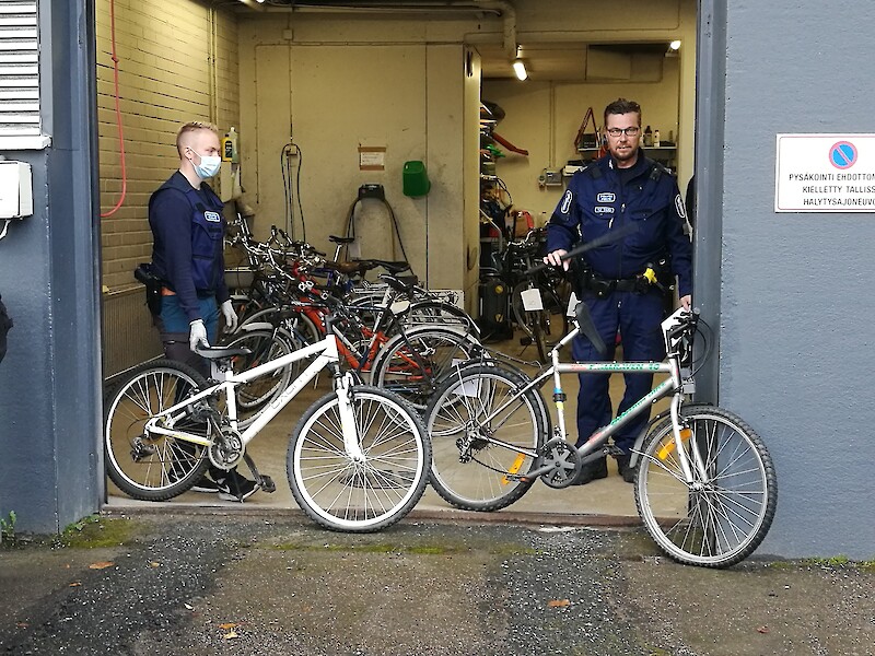 Poliisin löytötavarahuutokaupassa myytiin muun muassa parikymmentä polkupyörää. Myytävää esittelemässä vanhempi rikoskonstaapeli Markus Niemelä ja meklarina toiminut ylikonstaapeli Marko Mäkelä.