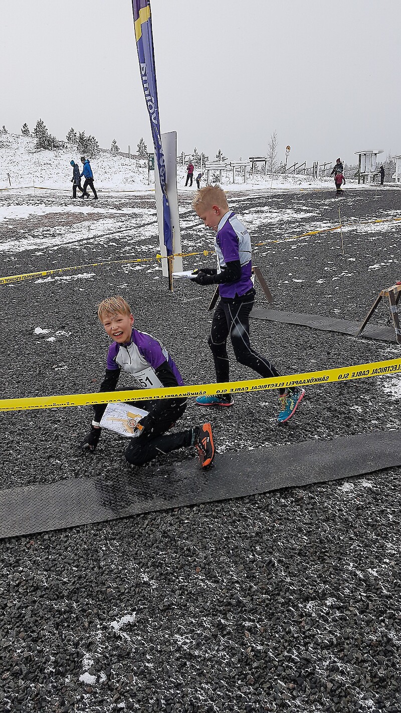 Lumisen suunnistusmaratonin ensimmäiset maaliintulijat Joakim Savinainen (vasemmalla) ja Johannes Orhanen antoivat kaikkensa Jämin lumisille kankaille sunnuntaina.