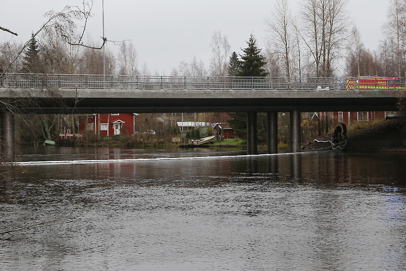 Pappilanjoen ylittävälle sillalle asetettiin öljypuomeja tiistai-aamuna.