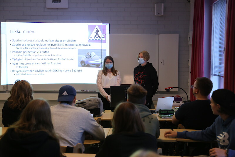 Ilmastosoturit Iina Kukkonen ja Eeli Nokelainen esittelivät Lempäälän lukiossa toimivaan ryhmää Hämeenkyrön ja Ikaalisten lukiolaisille.