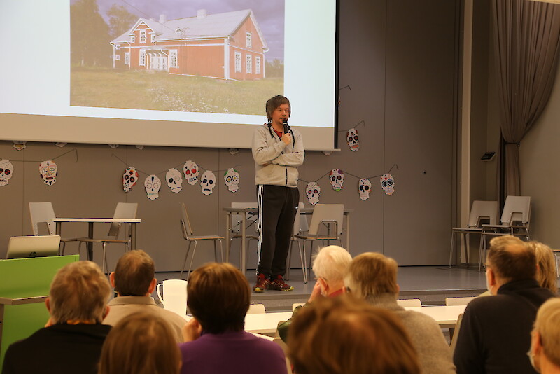 Historioitsija Teemu Keskisarjaa kuunteli Hämeenkyrössä salin täyteinen yleisö.