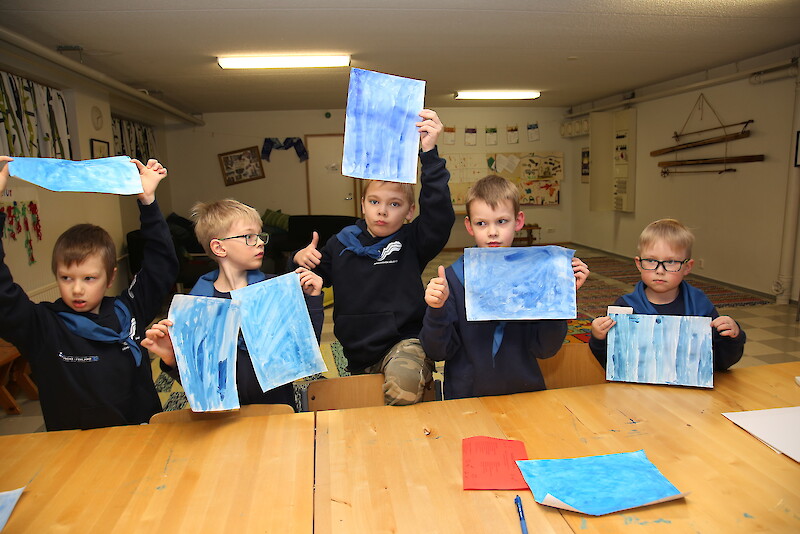 Sudenpennut ovat maalanneet vesiväreillä Suomen lipun sinistä. Luomuksia esittelevät Tuomas Luoma, Atso Vasenius, Oliver Penttinen, Olavi Jokela ja Pyry karjalainen.