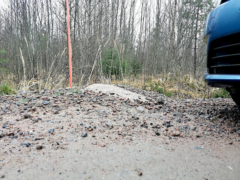 Autoilijoiden turvallisuudesta huolestuneen soittajan mainitsema kivi on Kovelahdentiellä, noin 600 metriä Kuusijoelta Kovelahden suuntaan.