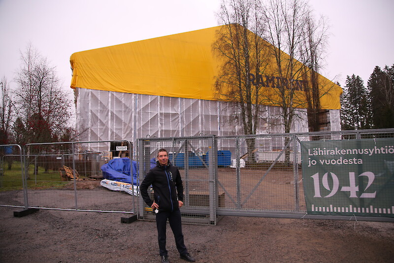 Jämijärven uutta koulua rakennetaan muhkean teltan sisällä säältä suojassa. Rehtori Tuomo Pesonen kertoo, että koulutyö uusissa tiloissa alkaa ensi syksynä.