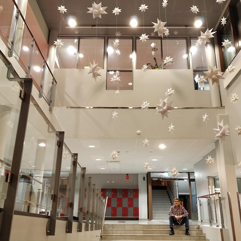 Jaakko Laaksonen on taiteillut lukion aulan kattoon 128 tähteä.