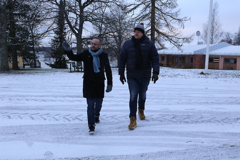 Rehtori Joni Liukkonen ja koulutuspäällikkö Timo Lepistö tutkailevat Osaran kampusta, joka kokee isot muutokset lähivuosina.