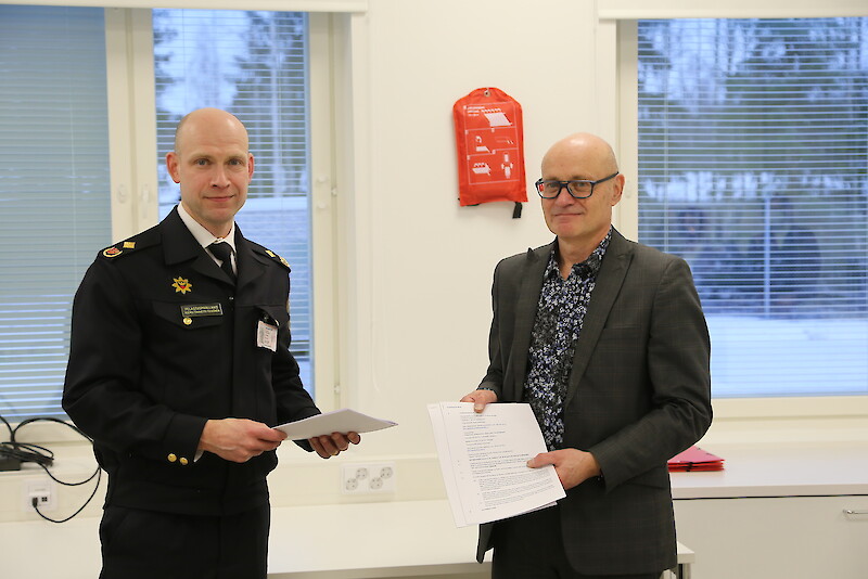 Vuokrasopimuksen allekirjoittivat pelastuspäällikkö Teemu-Taavetti Toivonen ja kunnanjohtaja Antero Alenius.