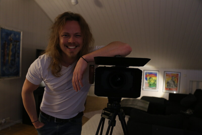 Kamera on Antti Väreelle tuttu. Kameran edessä hän on esiintynyt näyttelijänä, nykyään hän on enemmän sen takana ohjaajana.