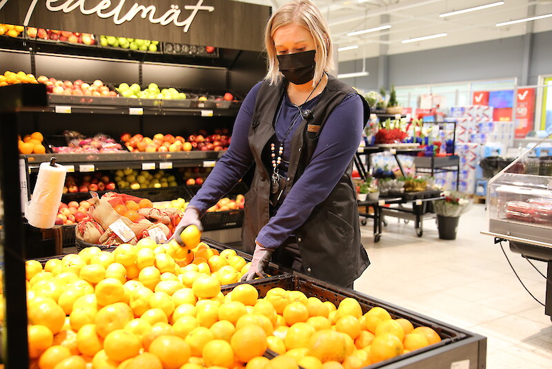 Ikaalisten S-Marketin apulaismyymäläpäällikkö Sini Alitalo on tänä vuonna jouluaattona töissä. Hedelmät ovat yksi asia, mitä kaupasta vielä aattona jouluksi haetaan.