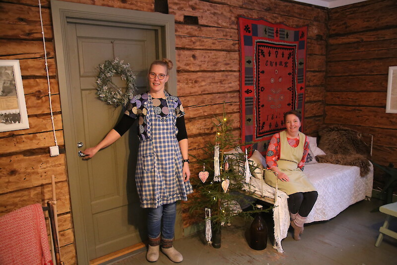 Leila Alhainen ja Meeri Rautio ihastuivat muun muassa kyläpuotirakennuksen vanhoihin hirsiseiniin.