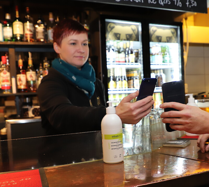 Henrika Isotalo tarkastamassa koronapassia Bar No Namessa.