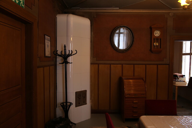 Viljakkalan seurojentalo kätkee sisäänsä muun muassa vanhan pankin. Huoneessa on säilytetty 1950-luvun asu.