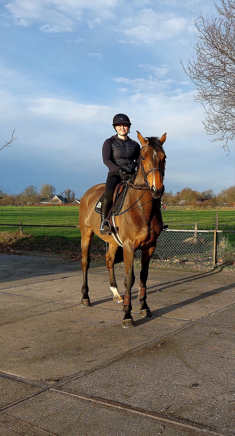 Hollannissa hevosenhoitajana työskentelevän Taru Hakalan työhön ei kuulu paljon ratsastamista, mutta tässä hän on lähdössä Justin kanssa rennolle iltapäivähölkälle.
Kuva: Minna Hannula