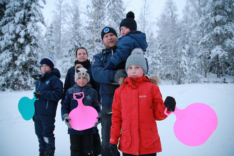 Eturivin Akseli, Alina, Alisa, ja takarivissä seisovat Anu, Antti ja Aapeli Poti tulivat toimittajan mukaan selvittämään, mikä väline on nopein mäenlaskuun.