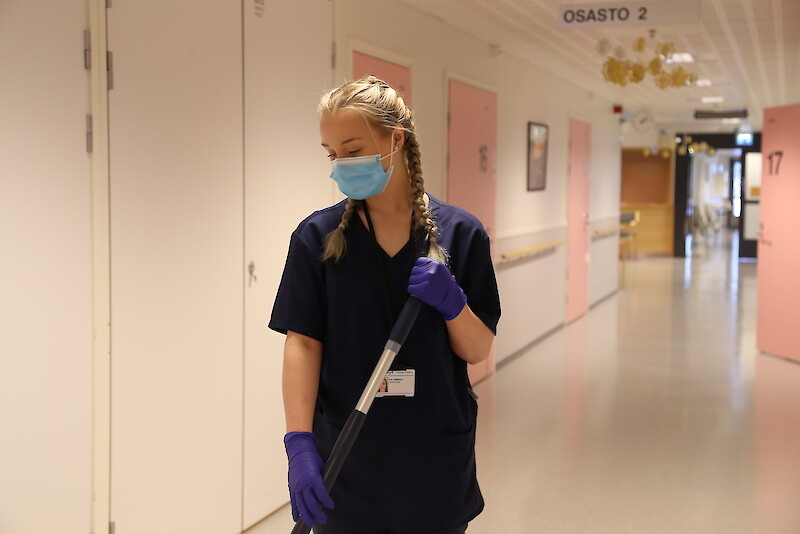 Iina Lahdensuu valmistui oppisopimuksella laitoshuoltajaksi joulun aikaan. Nyt hän työskentelee Hämeenkyrön terveyskeskuksen vuodeosastolla.