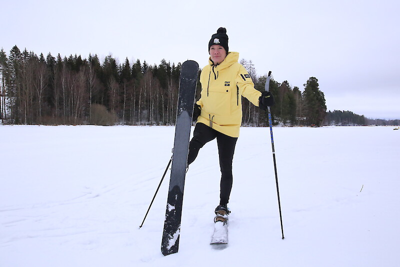 Liukulumikengän pohjassa on keskellä karva, joka estää taaksepäin liukumisen ylämäessä, kertoo Vuorisportin yrittäjä Pauliina Pälä.