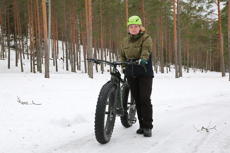 – Pienellä kynnyksellä voi lähteä metsään polkemaan, kun pyörässä on sähkö mukana, sanoo sähkö-fatbikeja vuokraavan Jämimaiden yrittäjä Hanna Mäkinen.