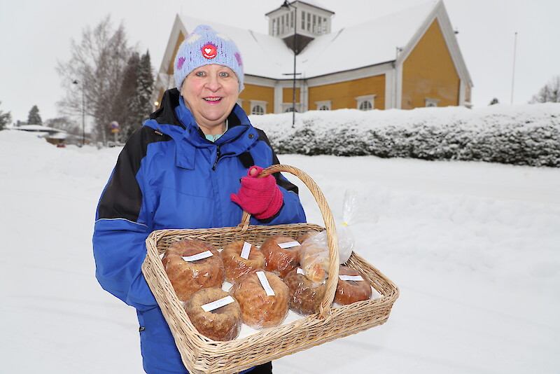 Koitileipomoyrittäjä Riitta Lahti on tuttu myyjä myös talvisin Ikaalisten torilla.