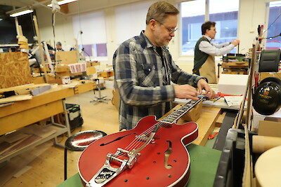 Tamperelainen diplomi-insinööri, jo pitkään työelämässä mukana ollut Vesa Nisula teki irtioton rakkaseen harrastukseensa ja aloitti kitaranrakennuksen opinnot Ikatalla.