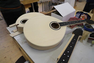 Kitaranrakennusta opiskeleva Vesa Nisula tekee myös koulutuksen aikana mandoliineja.