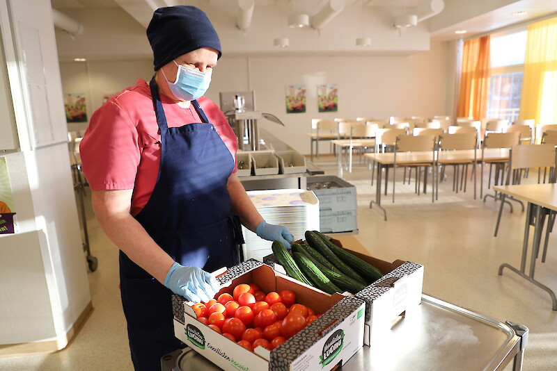 – Ikaalisten kaupungin keskuskeittiö tarjoilee paikallisen tuottajan luomutomaatteja ja -kurkkuja koulujen ja päiväkotien ruokailijoille, kertoo kokki Maritta Leppänen.