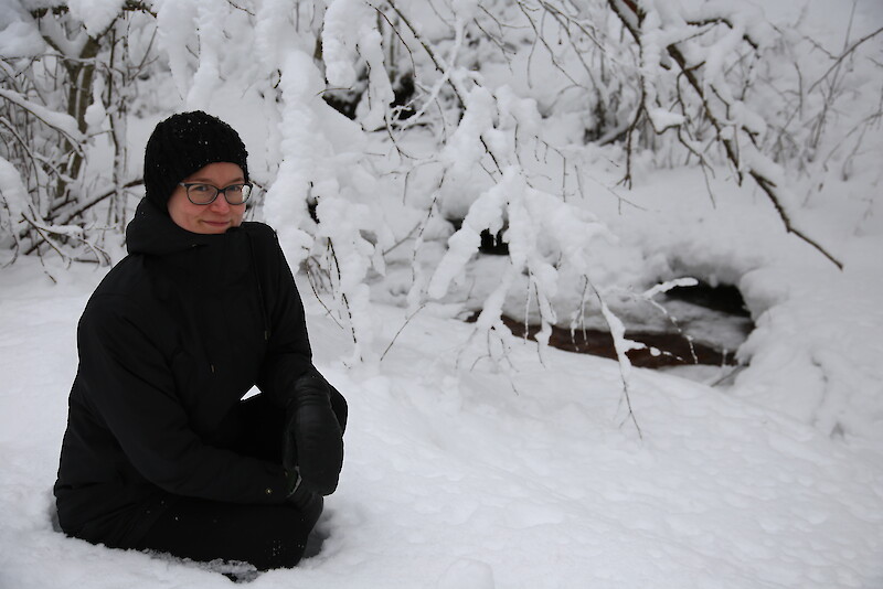 Raakkujen elinolosuhteita turvaavan LIFE Revives -hankkeen projektipäällikkö Emmi Lehkonen pistäytyi talvisen Turkimusojan varrella.