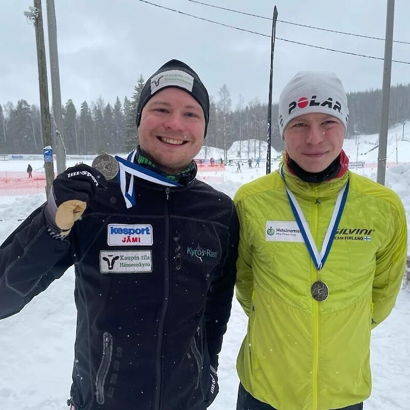 Kyrös-Rastin Lauri ja Tero Linnainmaa hiihtosuunnistivat hopealle SM-sprinttiviestissä Valkeakoskella. Ilmeestä näkee, kummalle veljeksistä SM-mitalit ovat harvinaisempaa herkkua.