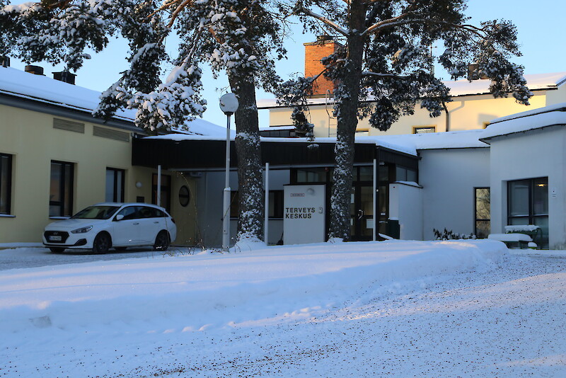 Terveyskeskusrakennus pysyy kunnalla, mutta sen sisältö työntekijöineen siirtyy hyvinvointialueelle.