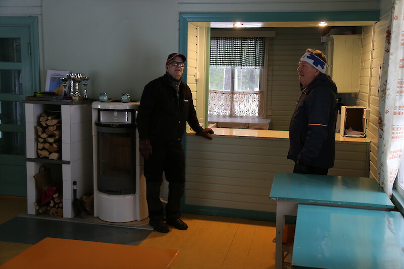 Esko Uppa ja Tapio Liesko Mannin kylätalossa, joka saa remontin myötä paljon lisää käyttöaikaa keväälle ja syksylle.