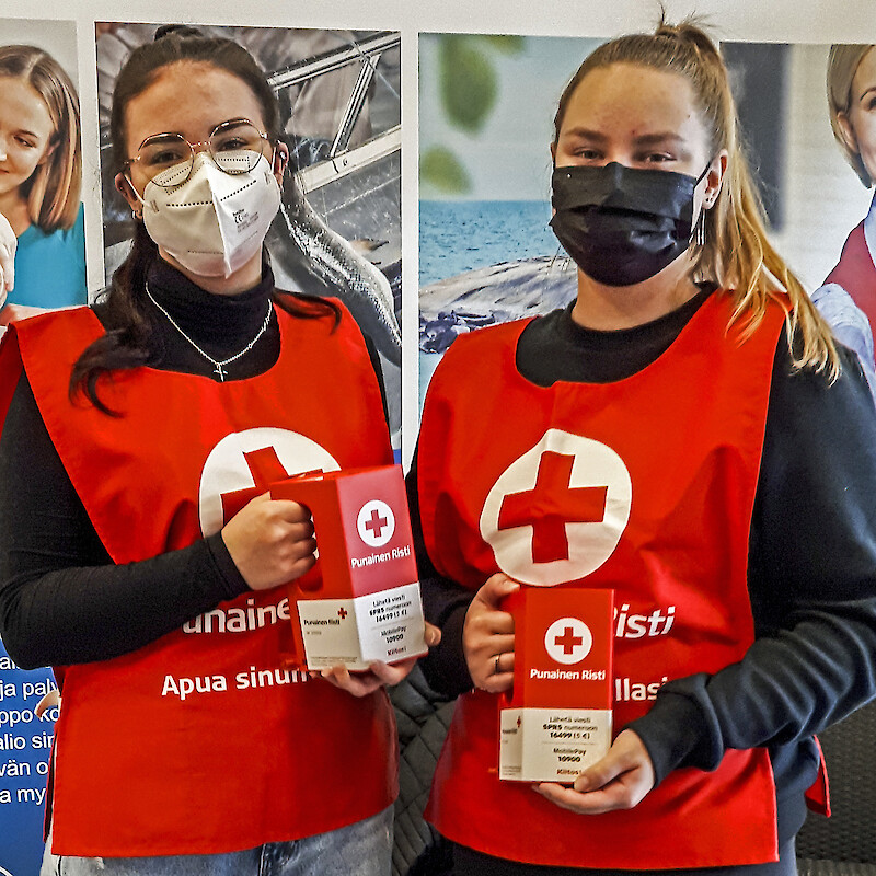 Viime syksyn katastrofirahaston vapaaehtoisina lipaskerääjinä Ikaalisissa olivat mukana myös Olivia Vähätalo ja Jenna Koivisto.