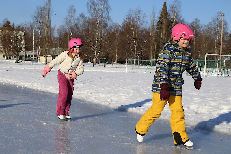 Susanna Putkonen ja Emilia Koskela luistelivat aurinkoisella radalla tiistaina.