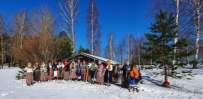 Iloinen joukko kokoontui Kansallispukuhiihtoon Ikaalisten Toivolansaareen. Kuva: Erkki Korhonen