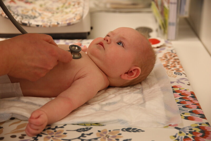Neuvolalääkärin tekemä tarkastus saa pienokaisen ilmeen aika tarkkaavaiseksi. Nella Harjuntausta on nelikuukautistarkastuksessa.
