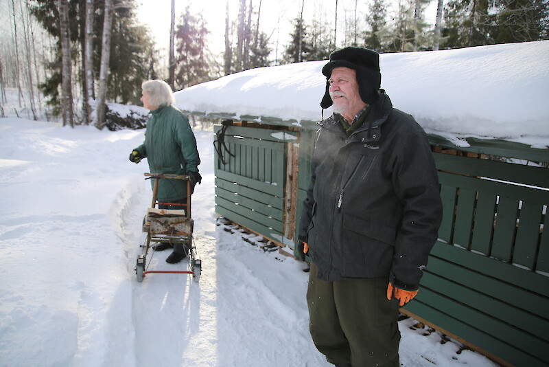 Vihreässä vajassa säilytetään klapeja, joilla Vuokko ja Markus Kiviniityn talo lämpenee talvella.
