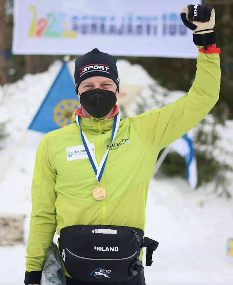 Voittajan tuuletus. Tero Linnainmaa hiihti ja suunnisti SM-kultaa pitkältä matkalta. Kunto on hyvä kauden päätavoitteen, hiihtosuunnistuksen MM-kisojen lähestyessä.