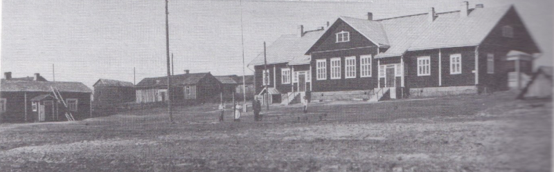 Mirjami Haaviston kirjoituksessa kerrotaan hänen sukulaisensa Juha Keskisen (1855–1922) elämästä. Kuvassa on Kilvakkalan koulun pihapiiri, jossa vasemmalla alalaidassa on Juha ja Eeva Keskisen talo.